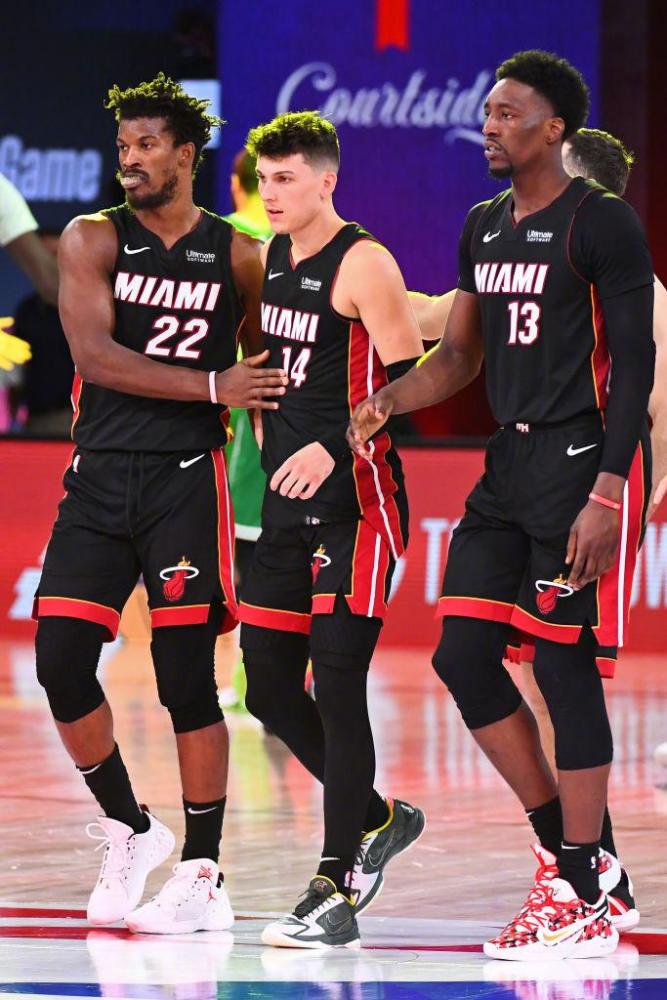 两队在各自 两队在各自